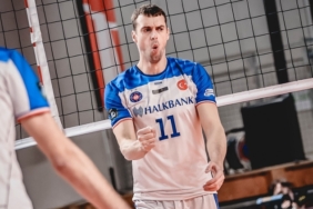 halkbank-ucuncu-galibiyetini-aldi-ve-ikinci-siraya-yerlesti-M9lssFVk.jpg