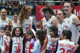 sogan-torbalarindan-voleybol-filesi-yapan-cocuklar-macta-pdkV6MI4.jpg