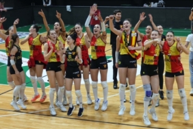 goztepe-filede-derbi-zaferini-kutluyor-AkGkz37U.jpg